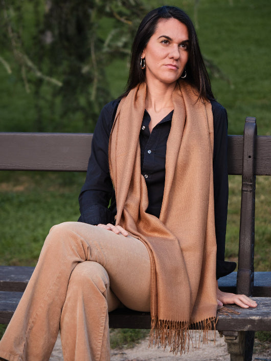 Modelo femenina con un chal de baby alpaca y seda color camel
