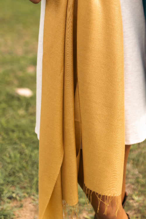 Chal liso de baby alpaca y seda color miel mostaza