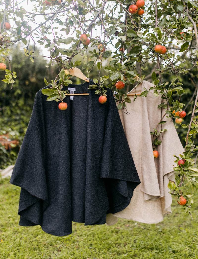 Ruanas clásicas de baby alpaca de Perú de color carbón y arena